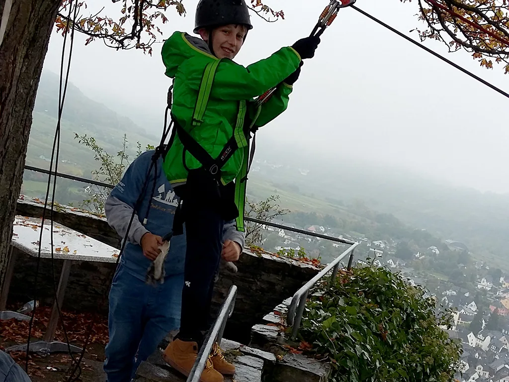 Jugendlicher in grüner Jacke wird eingehängt.
